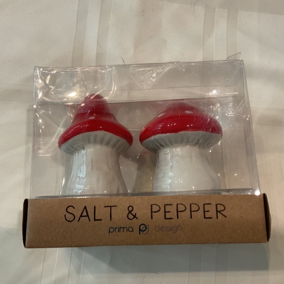 Mushroom salt and pepper shakers.New In Box. Prima designs - Picture 4 of 4